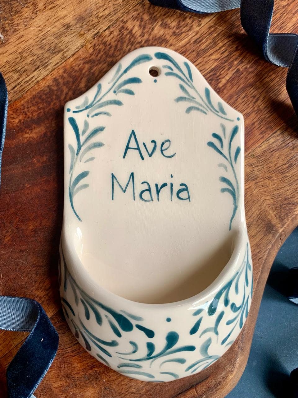 Kropielnica Flora z napisem Ave Maria, ceramika szkliwiona na biało