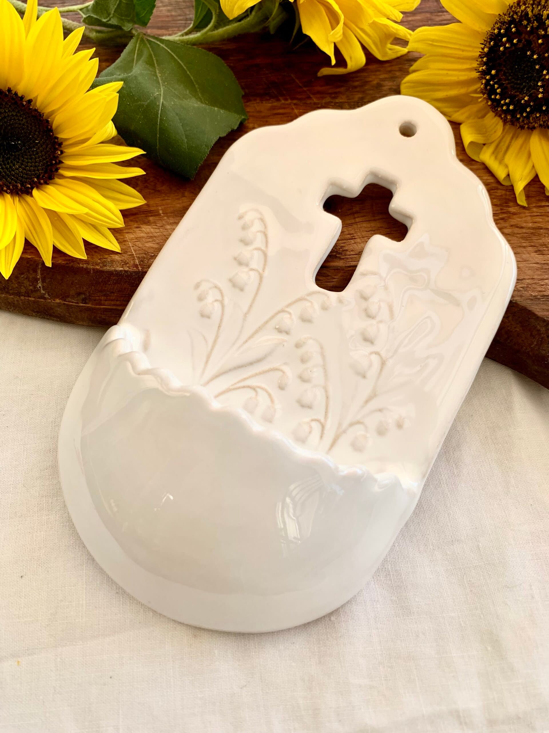 Kropielnica ceramiczna w konwalie