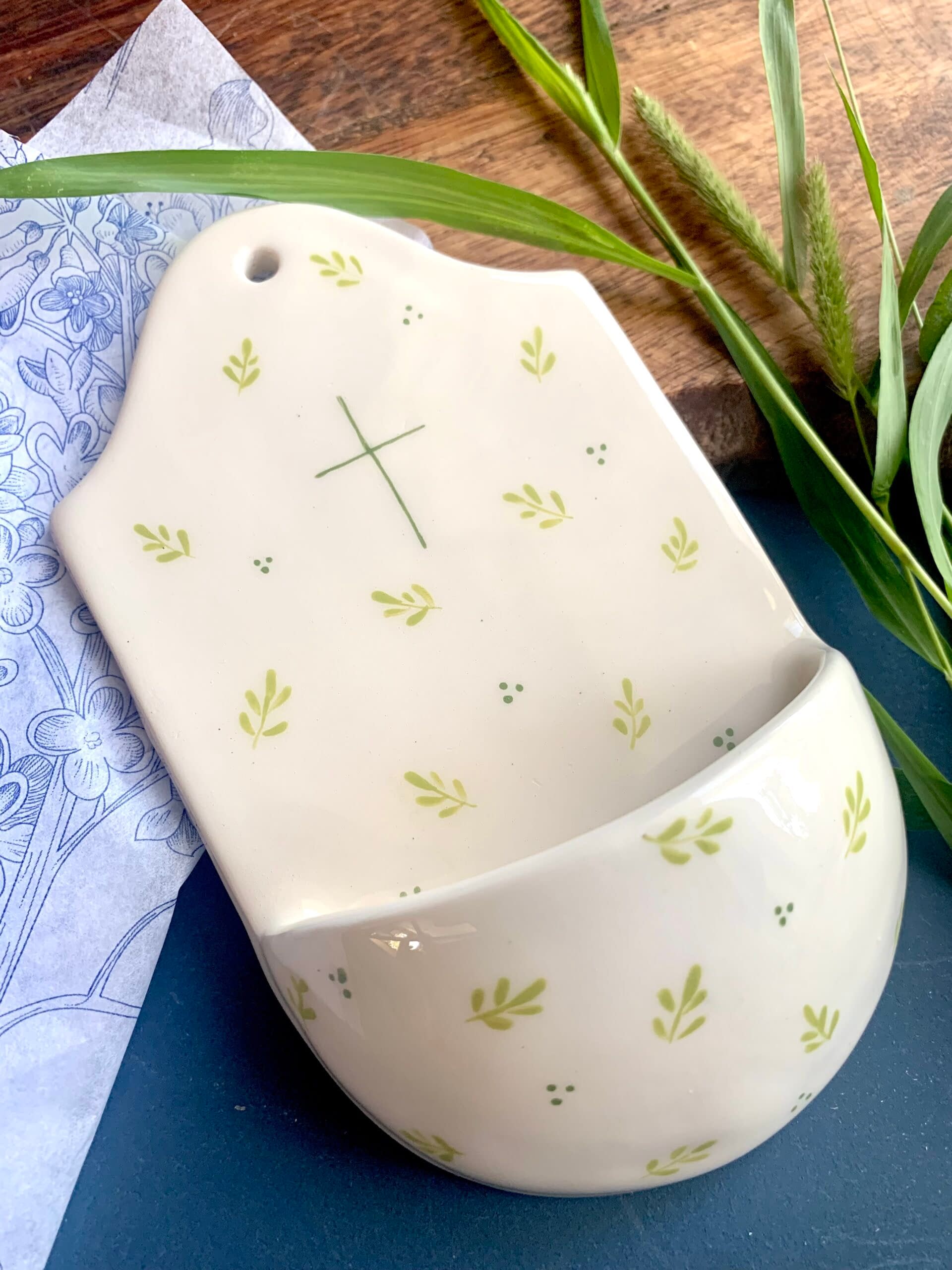 Kropielnica Flora – zielone listki — ceramika szkliwiona na biało, ręcznie zdobiona