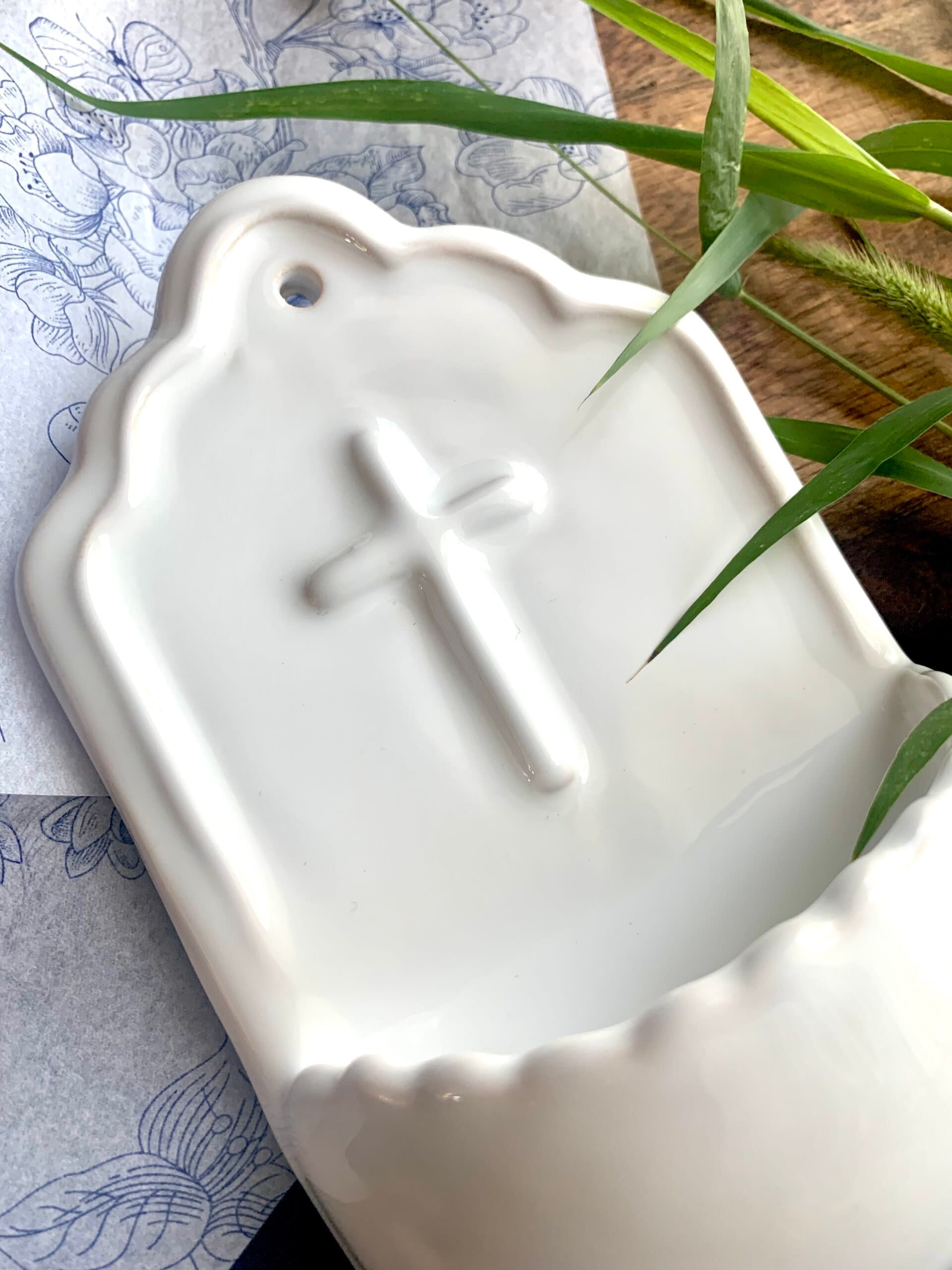 Kropielnica Castitas z krzyżem — ceramika szkliwiona na biało