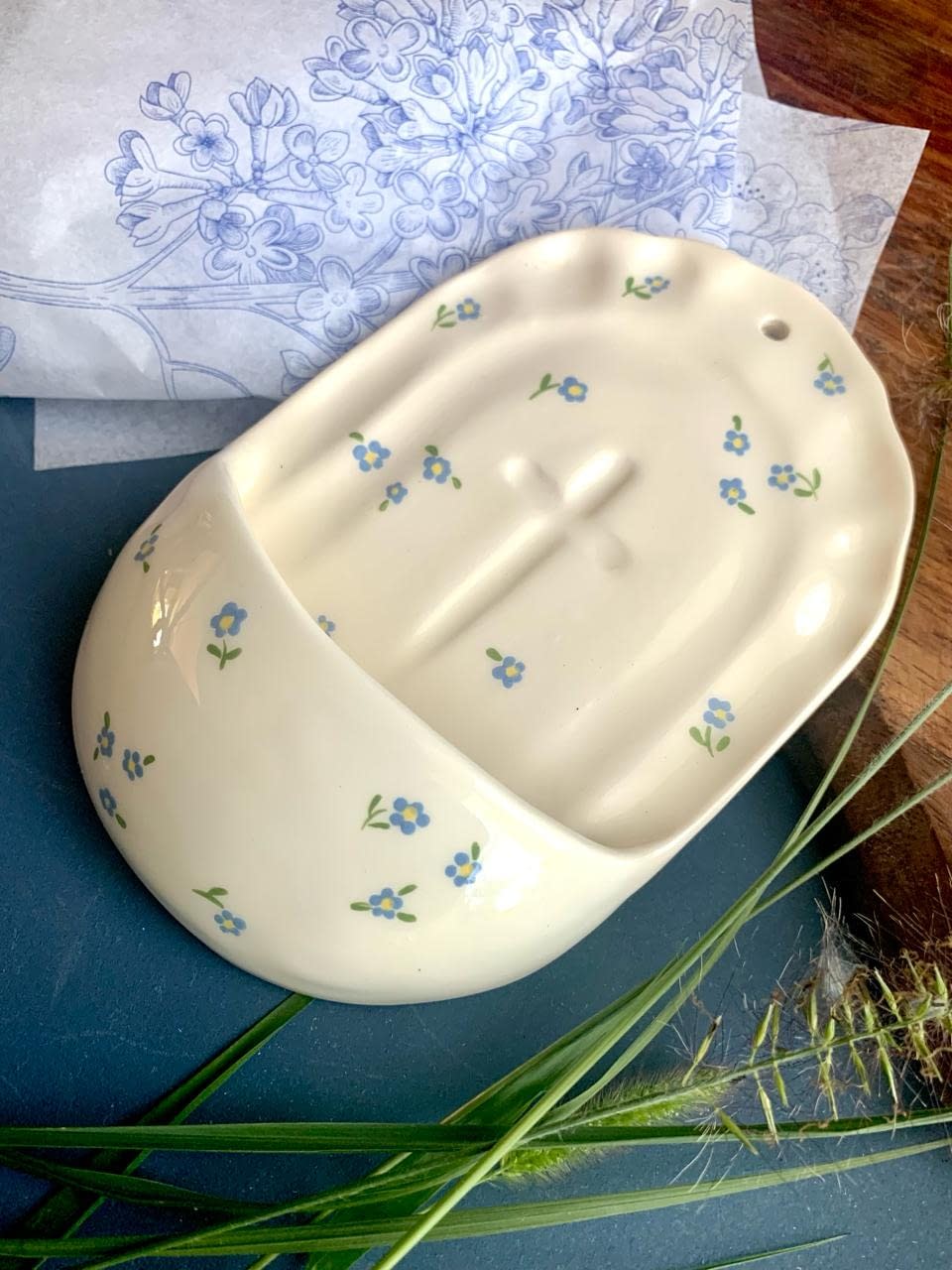 Kropielnica Nostalgia w niezapominajki — ceramika szkliwiona na biało, ręcznie malowana