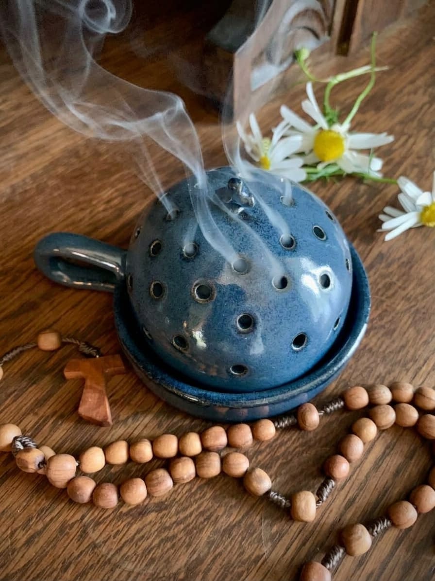 Kadzielnica domowa granatowa — ceramiczna kadzielnica do domowej modlitwy