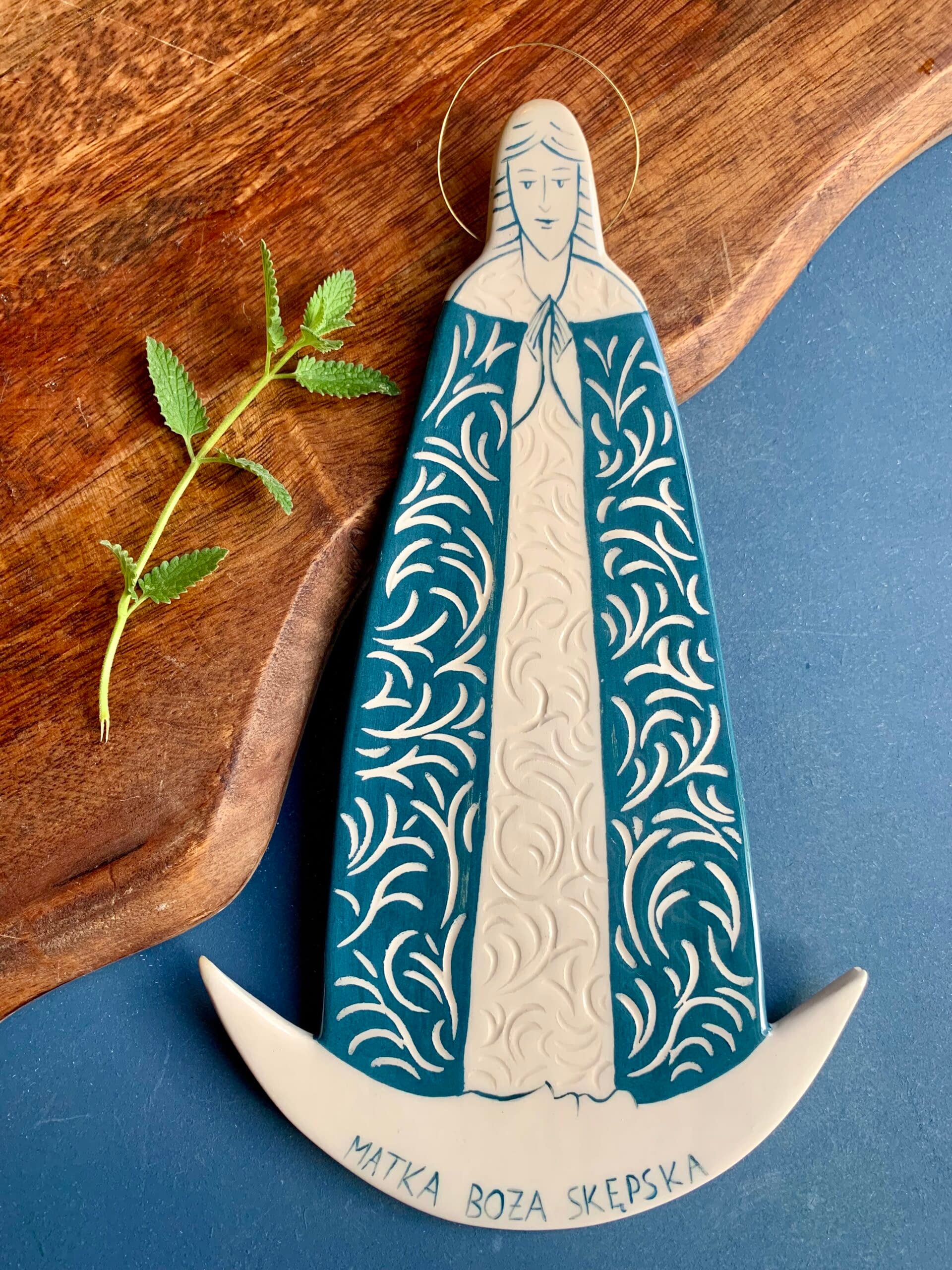 Matka Boża Skępska Ceramiczna — płaska figura ścienna z białej gliny, ręcznie malowana