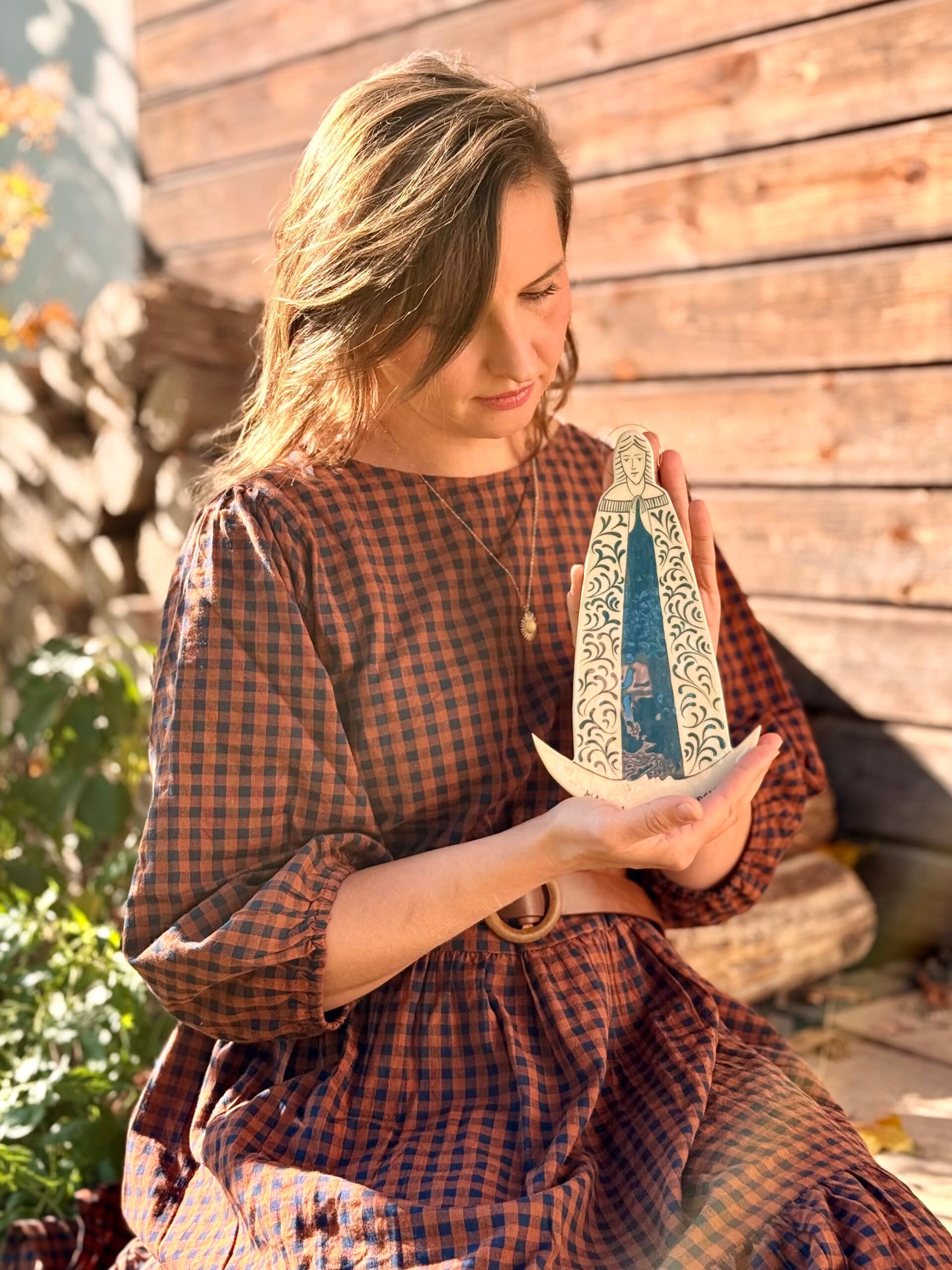Matka Boża Skępska Ceramiczna — płaska figura ścienna z białej gliny, ręcznie malowana