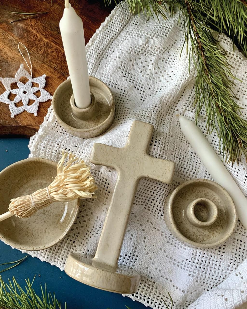 Zestaw kolędowy Piaskowy — ceramiczny krzyż, świeczniki i miseczka na wodę święconą
