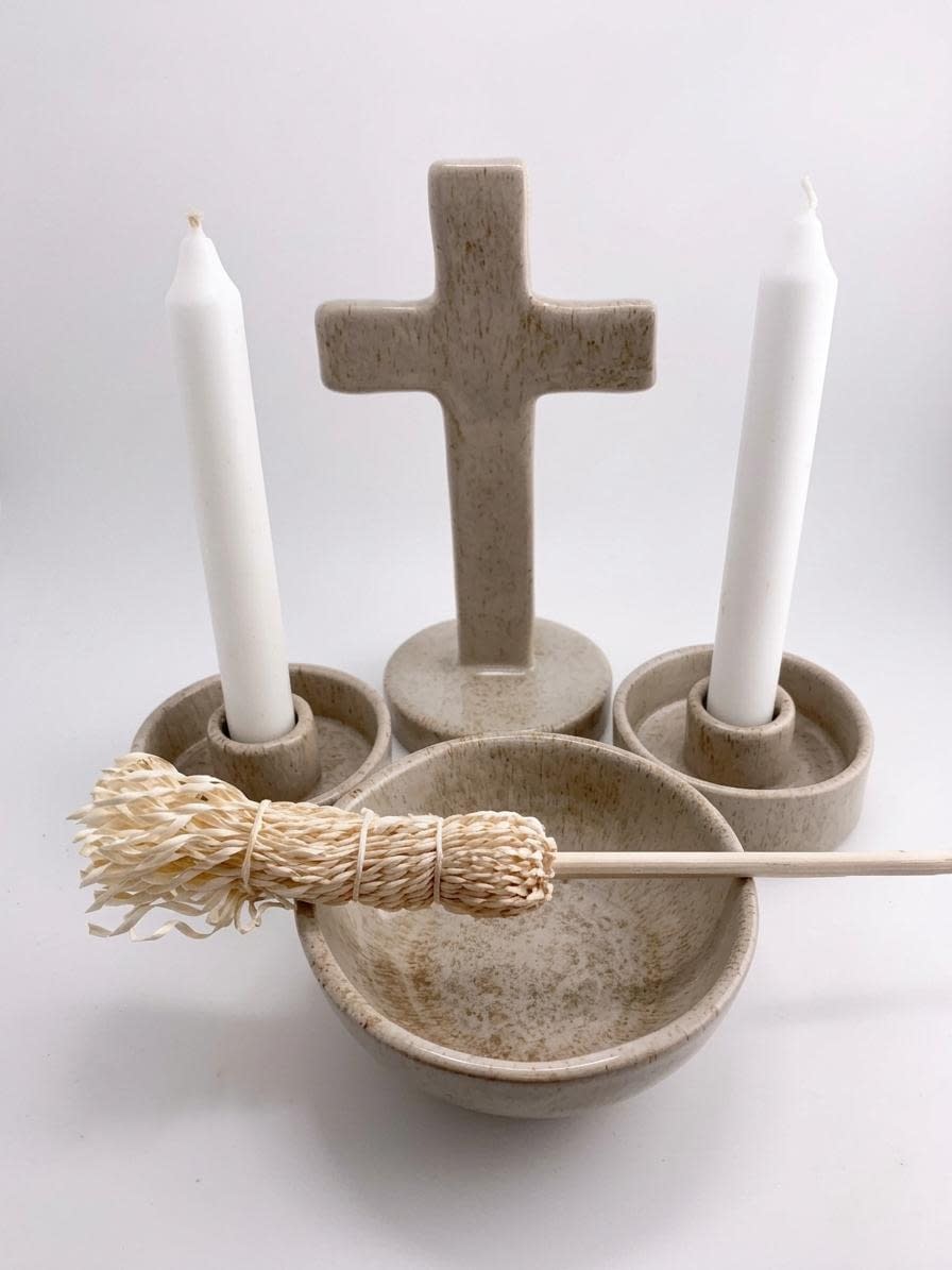 Zestaw kolędowy Piaskowy — ceramiczny krzyż, świeczniki i miseczka na wodę święconą