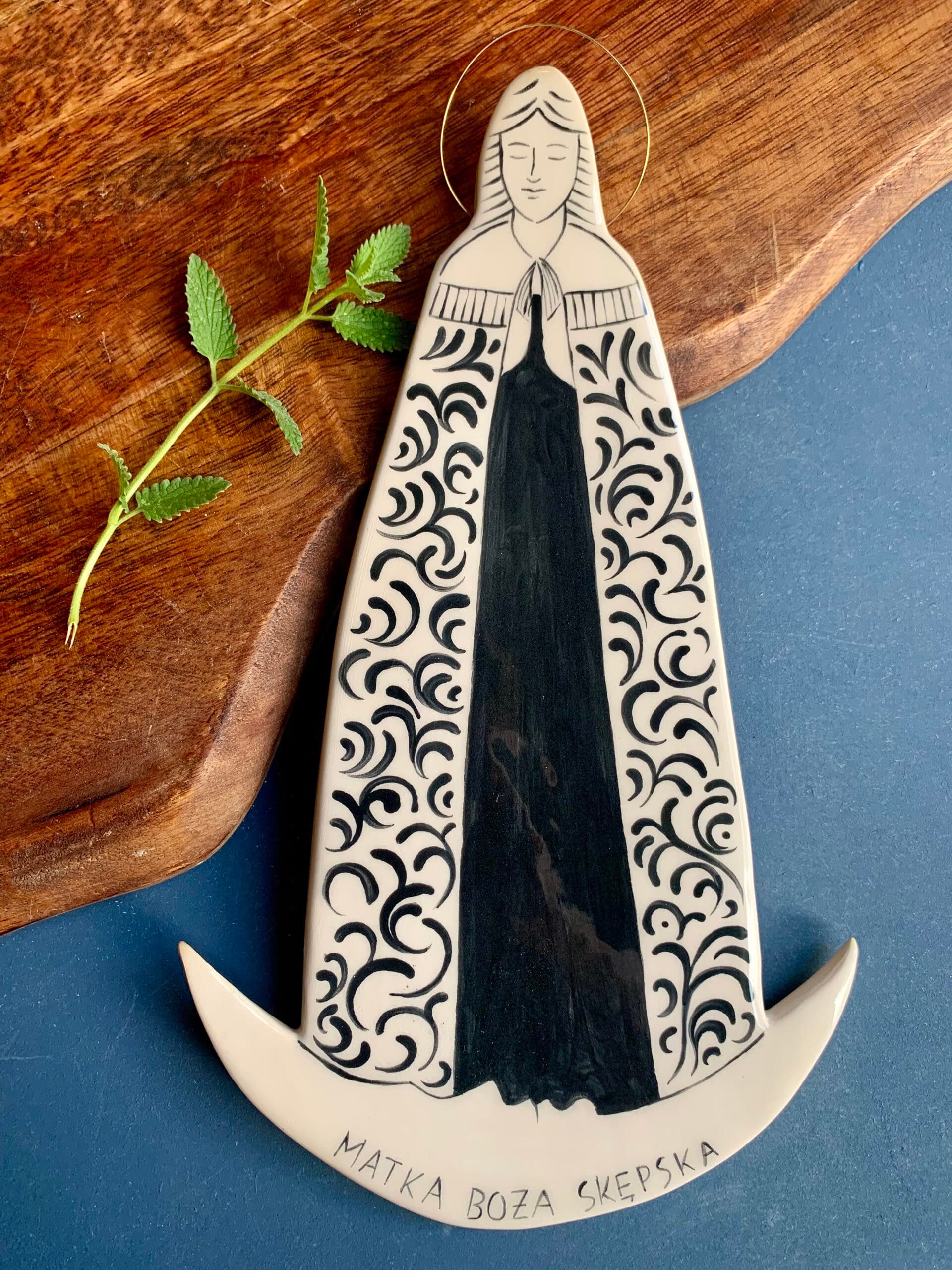 Matka Boża Skępska Ceramiczna — płaska figura ścienna z białej gliny, ręcznie malowana