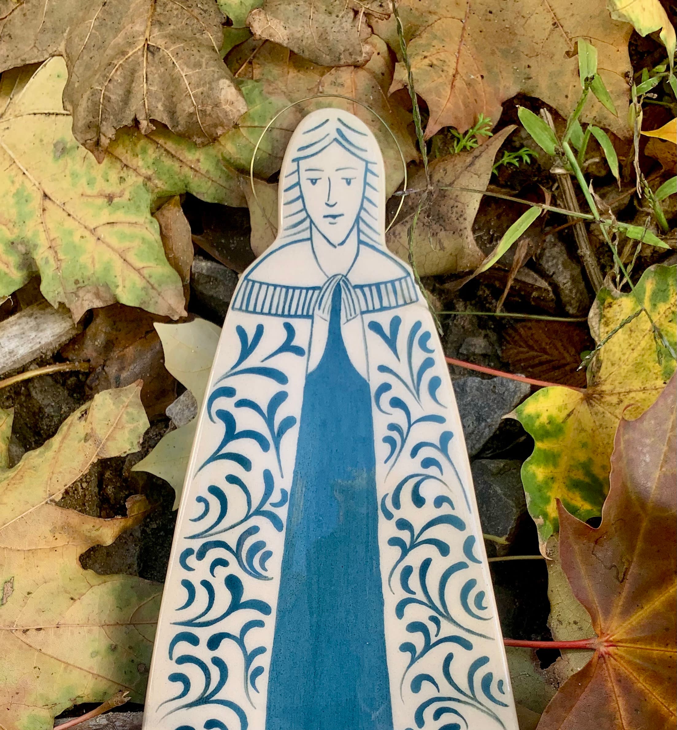 Matka Boża Skępska Ceramiczna — płaska figura ścienna z białej gliny, ręcznie malowana