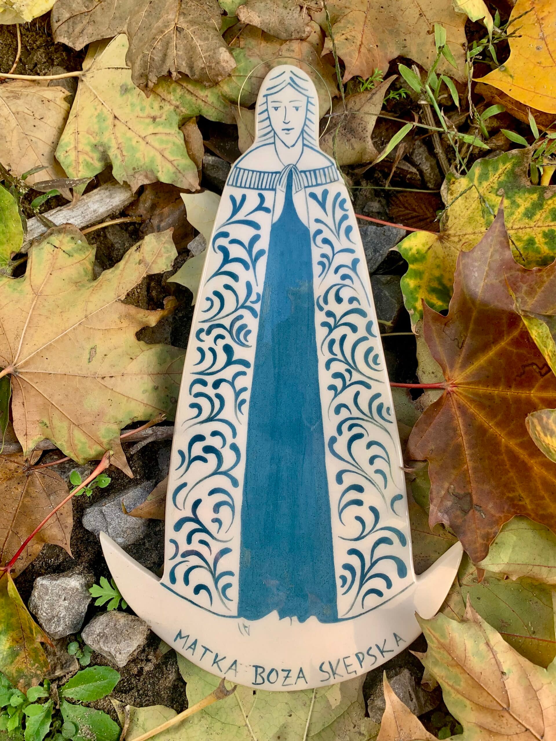 Matka Boża Skępska Ceramiczna — płaska figura ścienna z białej gliny, ręcznie malowana