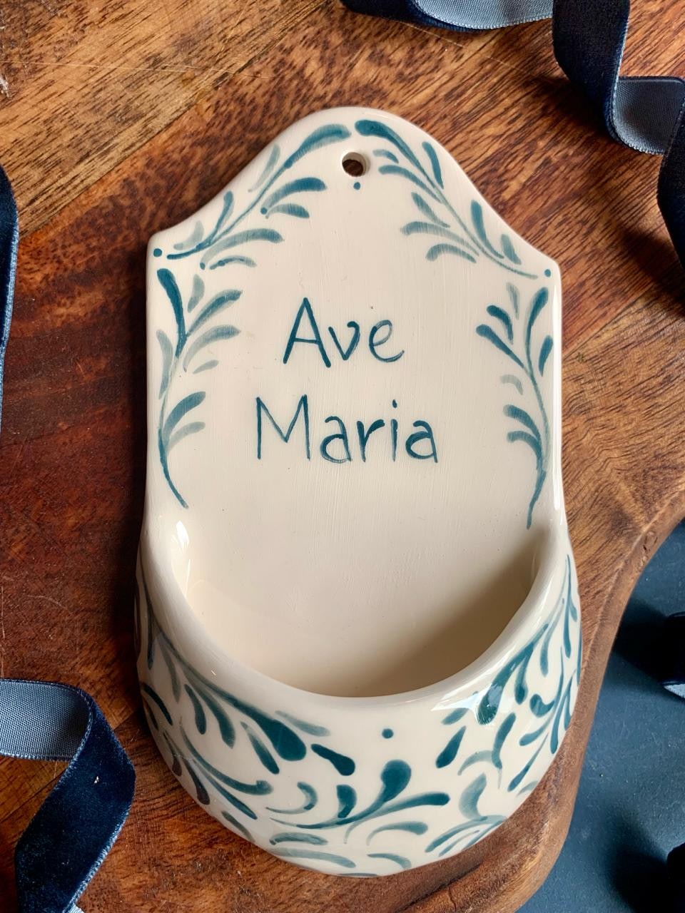 Kropielnica Flora z napisem Ave Maria, ceramika szkliwiona na biało