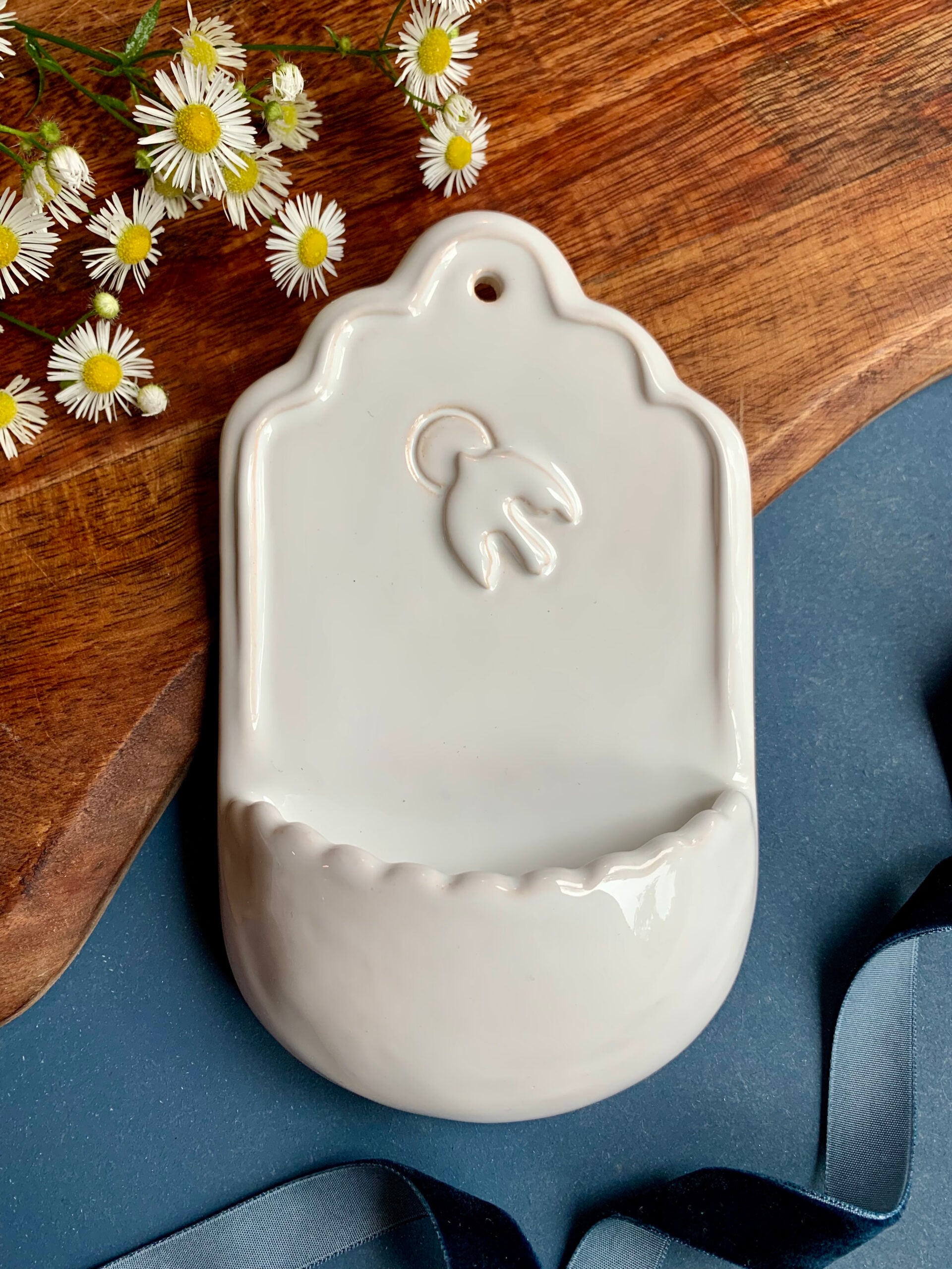 Kropielnica ceramiczna Castitas „Duch Święty” — ceramika szkliwiona na biało